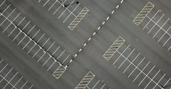 Luftaufnahme eines leeren Parkplatzes mit weißen und gelben Markierungslinien