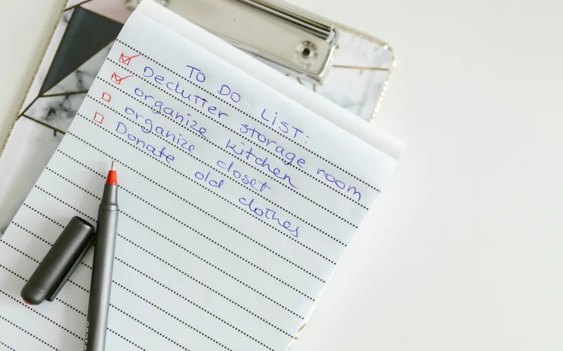 Handgeschriebene Checkliste auf einem Klemmbrett