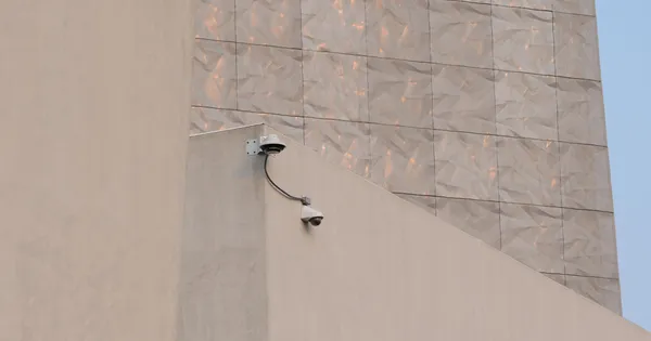Überwachungskamera an der Außenfassade eines modernen Wohngebäudes