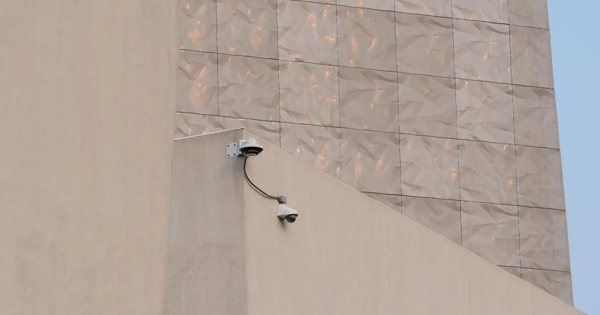 Überwachungskamera an der Außenfassade eines modernen Wohngebäudes